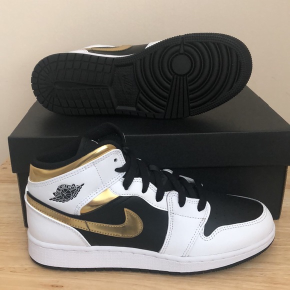 🖤💛NIKE AIR JORDAN 1 MID GS SNEAKERS💛🖤 - Picture 9 of 11
